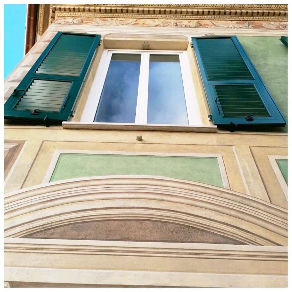 Finestra palazzo angolo Via Luccoli