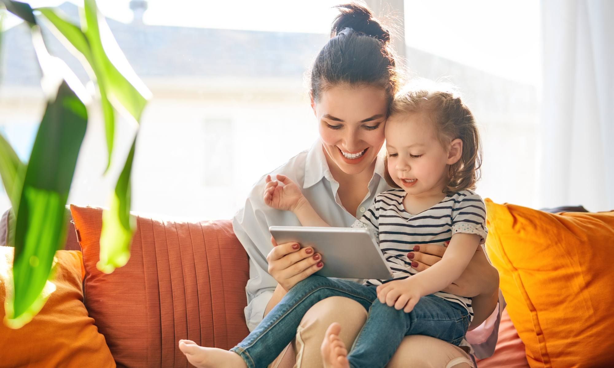 Mamma e figlia con tablet